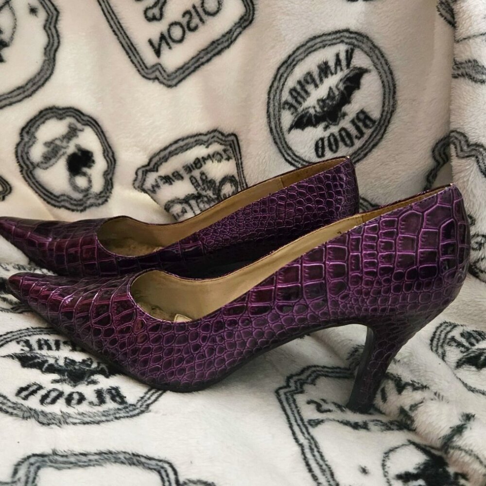 Size 8.5 Purple Faux Alligator Skin 3-Inch Stilettos – Excellent Condition